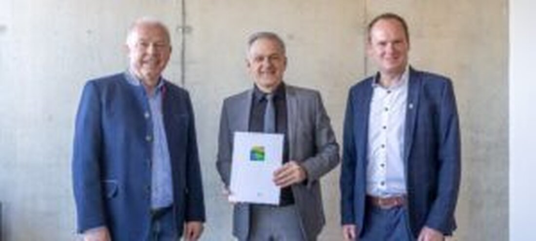 Waldsassen. Landrat Roland Grillmeier überreichte beim Besuch der Firma Kassecker eine Umwelt- und Klimapakt-Urkunde und gratulierte Bernd Fürbringer zur Staatsmedaille für besondere Verdienste. Kassecker setzt auf nachhaltige Innovationen und plant die Inbetriebnahme einer Photovoltaikanlage im Q4 2025.
