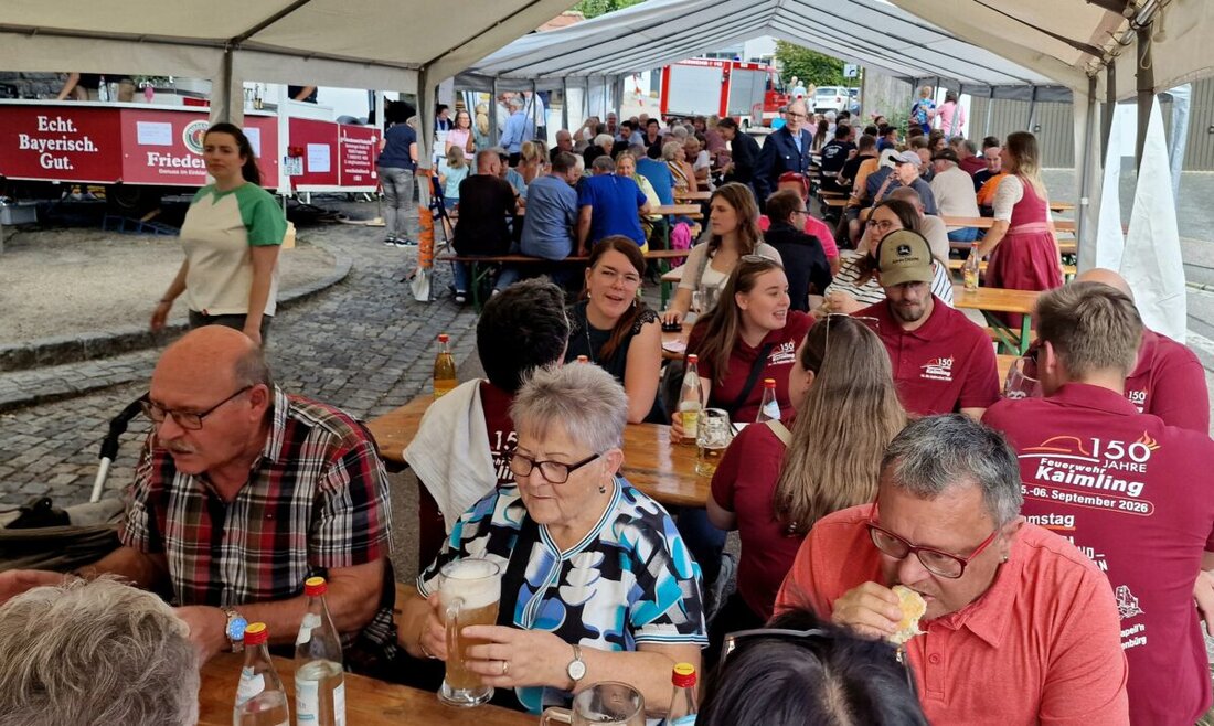 Muglhof. Das traditionelle Dorffest der Freiwilligen Feuerwehr lockte am Sonntag zahlreiche Gäste an, die von Gottesdienst bis Tombola feierten und sich an Weißwürsten, Spanferkelbraten, Pizza und Kuchen stärkten.