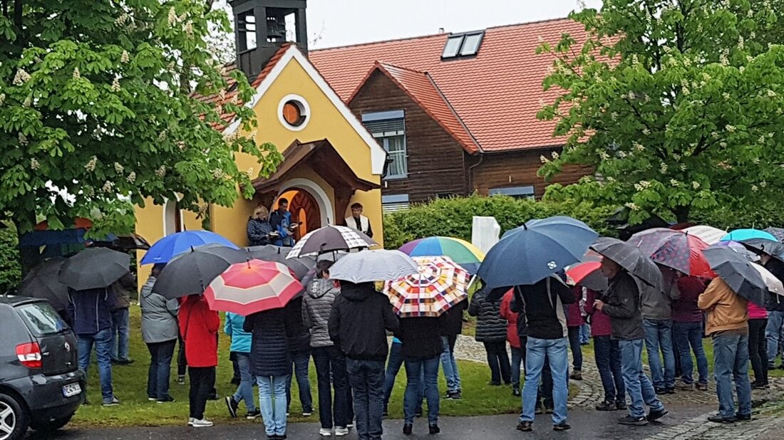 Gelpertsricht/Neudorf. Alle Stoßgebete hatten letztendlich nicht geholfen, der Dauerregen begleitete die gesamte Maiandacht vor der Dorfkapelle in Gelpertsricht. Von Hans Meißner  Pfarrer Ambros Trummer, Lam im Bayerischen Wald, zelebrierte die [&hellip;]