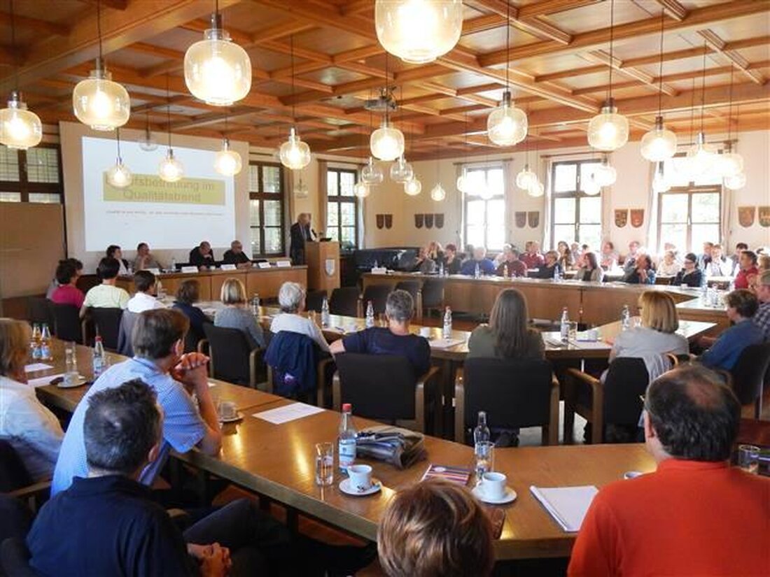 Tirschenreuth. Die Teilnehmer des “1. Tirschenreuther Betreuungsforums” waren sich einig: Rechtliche Betreuung braucht Qualität. Rund 90 Gäste aus der gesamten nördlichen Oberpfalz nahmen an der Veranstaltung teil.  Das „Betreuungsforum“ wurde [&hellip;]