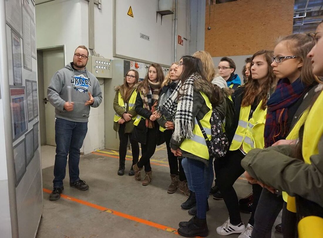 Schönwald/Weiden. Der Betrieb BHS tabletop AG exportiert jährlich in über 100 Länder und ist einer der weltweit führenden Anbieter von Porzellan. Letzten Donnerstag durften Schüler des Schillergymnasiums Hof  sich diese Firma [&hellip;]