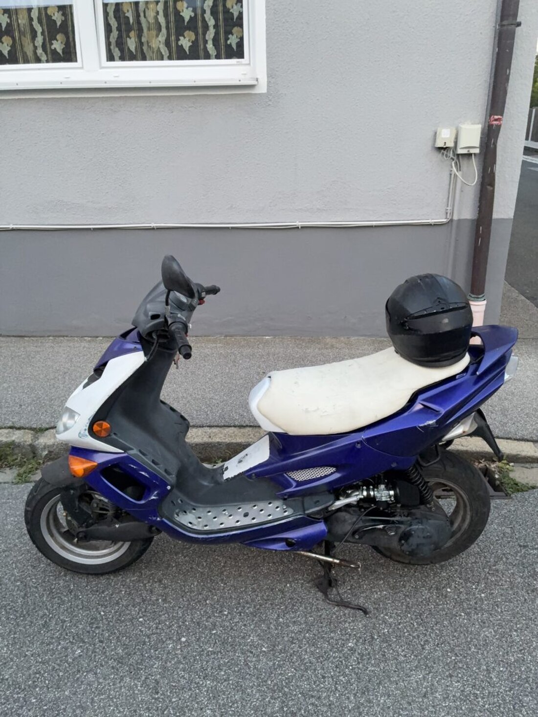 Schwandorf. Am Montag gegen 19.15 Uhr versuchten Beamte der Polizeiinspektion Schwandorf in der Friedrich-Ebert-Straße, den Fahrer eines Kleinkraftrades einer Kontrolle zu unterziehen.