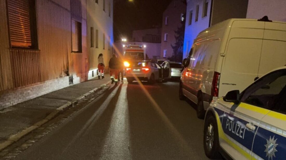 Schwandorf. Ein 32-jähriger Fahrer fuhr mit seinem Auto in der Karmelitenstraße betrunken mit über zwei Promille gegen die Hauswand eines Reihenhauses und anschließend gegen ein geparktes Auto.