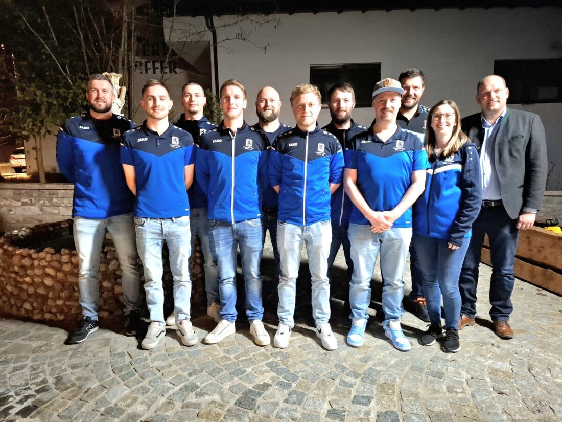 Eslarn. Der Löwen-Fan-Club Eslarn e.V. zieht bei der Jahreshauptversammlung eine positive Bilanz und bestätigt seine Führung. Mit neuer Kassiererin, Zusammenhalt und 323 Mitgliedern blickt der Verein zuversichtlich nach vorn.