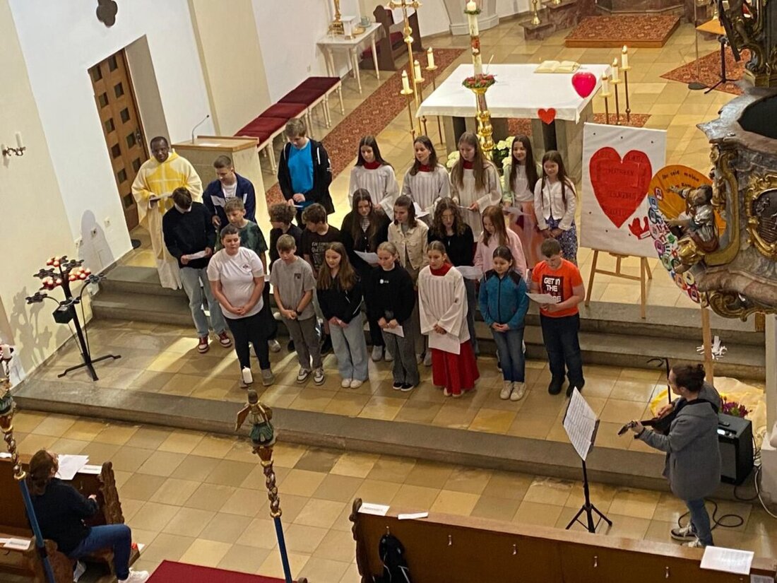 Eslarn. Ein bewegender Muttertagsgottesdienst in Mariä Himmelfahrt feierte Liebe und Dankbarkeit. 22 Ministrantinnen und Ministranten rührten mit Lied, Herzen und Geschenken. Die Gemeinde dankte mit Applaus und Herzenswärme.