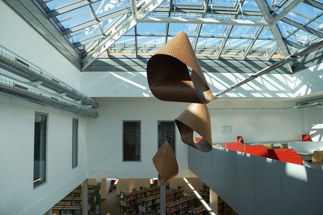 Weiden. Kein Anfang, kein Ende – und dazwischen grenzenloser Raum für Kreativität: Möbiusbänder sind Mathematik und Kunst zugleich. Drei von ihnen schmücken jetzt die Bibliothek der OTH Amberg-Weiden am Campus [&hellip;]