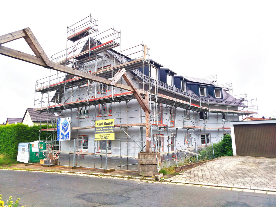 Erbendorf. In der Josef-Höser-Straße nähert sich der Neubau der Baugenossenschaft der Fertigstellung. Sechs barrierefreie Wohnungen entstehen, bezahlbar und modern; Einzug ab 1. Oktober oder 1. November 2026, Bewerbungen laufen.