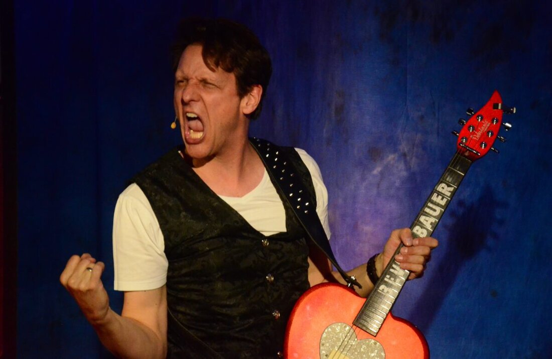 Weiden. Münchner Stand-up-Comedian mit neuem "Ein Teenager wird 50"-Programm auf der Bühne.  