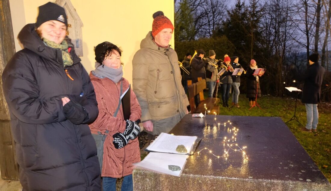 Der Waldverein Floß feierte die Waldweihnacht auf dem St. Nikolausberg, eine Tradition, die von der Bevölkerung sehr geschätzt wird. Musik, Geschichten und der Besuch vom Bischof St. Nikolaus hinterließen bei den Besuchern einen nachhaltigen Eindruck.