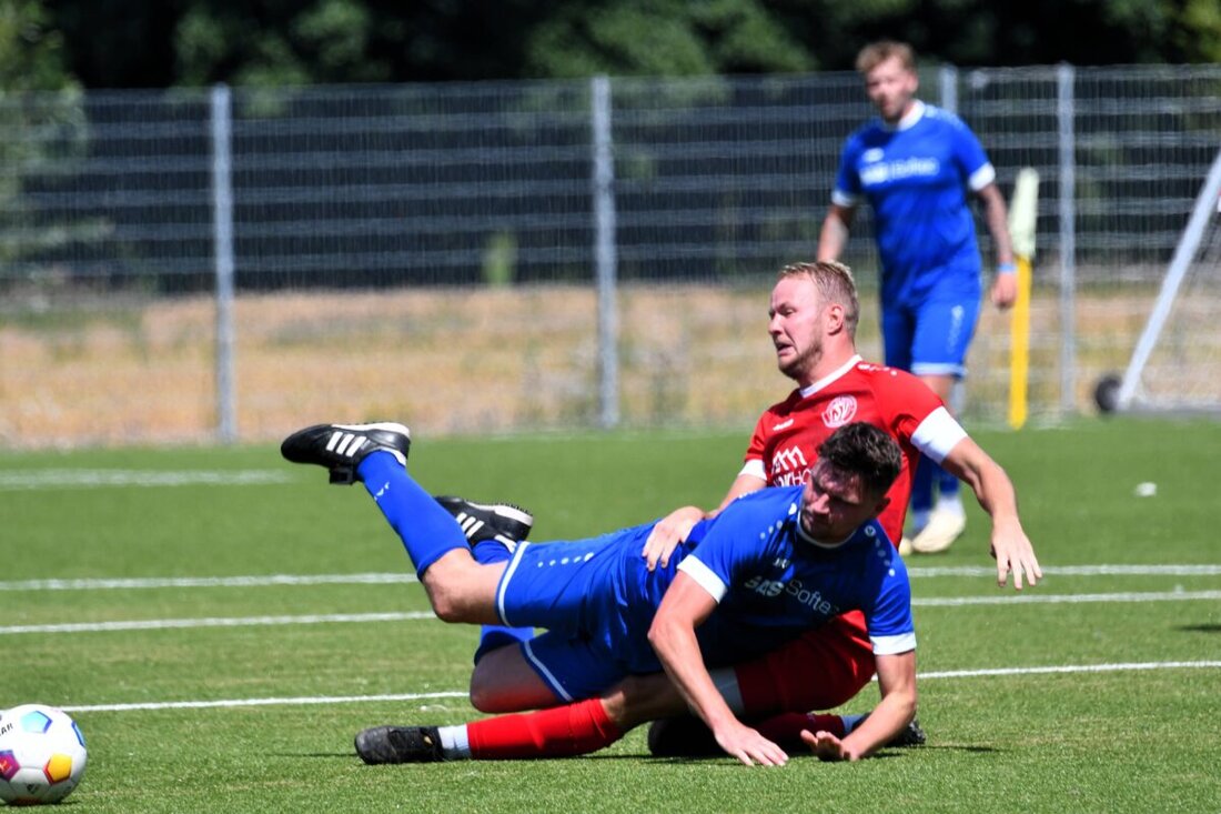 Nordoberpfalz. Mit einem 0:4-Auswärtssieg bei der SpVgg Pfreimd übernimmt der 1 .FC Schlicht die erste Tabellenführung der jungen Saison in der Bezirksliga Nord. Absteiger Amberg siegt souverän, während sämtliche Aufsteiger ohne Sieg blieben.