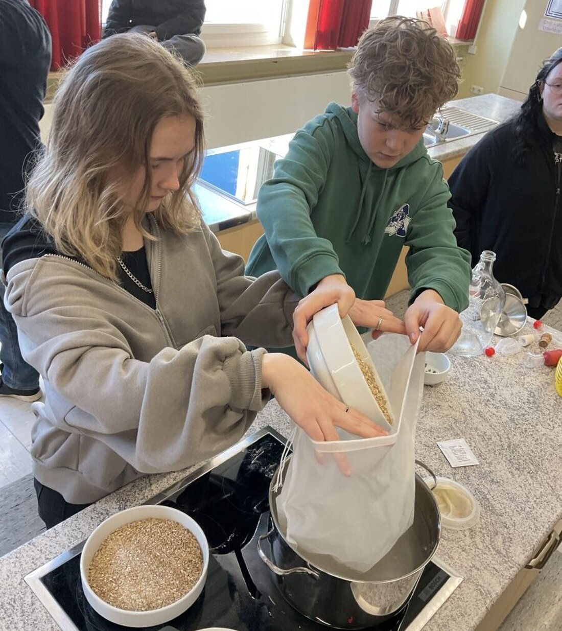 Pressath. Schüler der 9. Klasse der Mittelschule Pressath brauten unter Anleitung ihres Lehrers im Fach „Natur und Technik“ eigenes Bier, um die alkoholische Gärung praktisch zu verstehen. Das Projekt förderte Wissen über den Brauprozess, Teamarbeit und Verantwortungsbewusstsein.