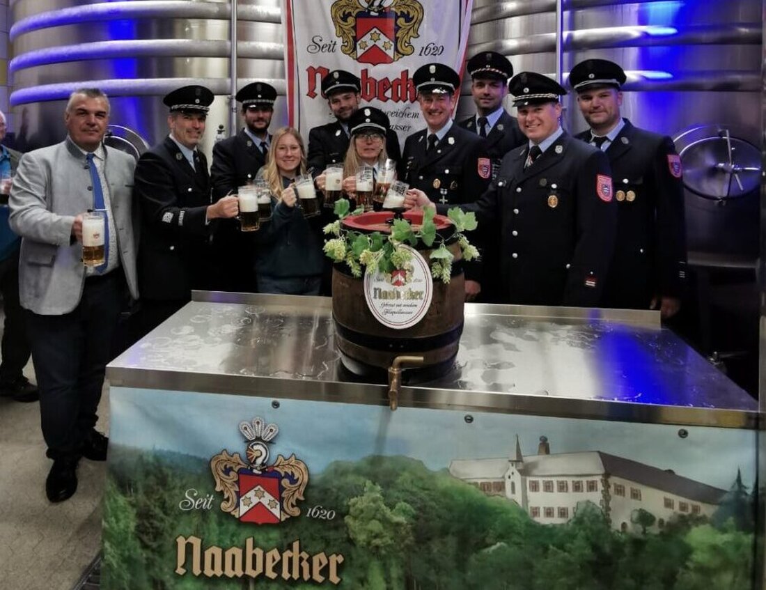 Iffelsdorf. Die Freiwillige Feuerwehr Iffelsdorf stimmte sich mit einer Bierprobe in der Naabecker Schlossbrauerei auf ihr 150-jähriges Jubiläum vom 26. bis 28. Juni 2026 ein. 40 Teilnehmer verkosteten das Festbier nach Anstich.