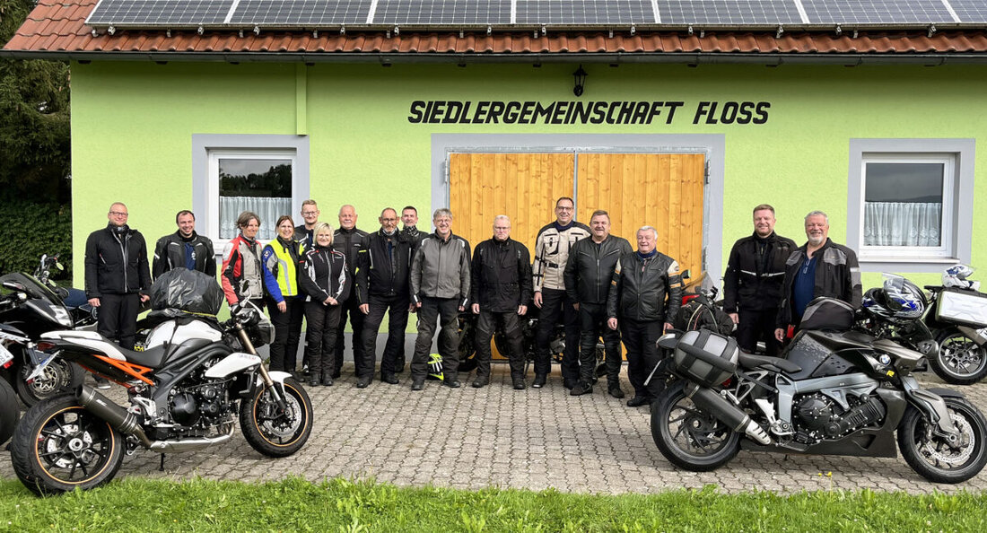 Floß. Die "Motorradfreunde Nervenkitzel" erlebten trotz schlechten Wetters ein unvergessliches Abenteuer in Niederbayern, Tschechien und Österreich. Nächstes Jahr zielen sie auf das Zillertal ab.