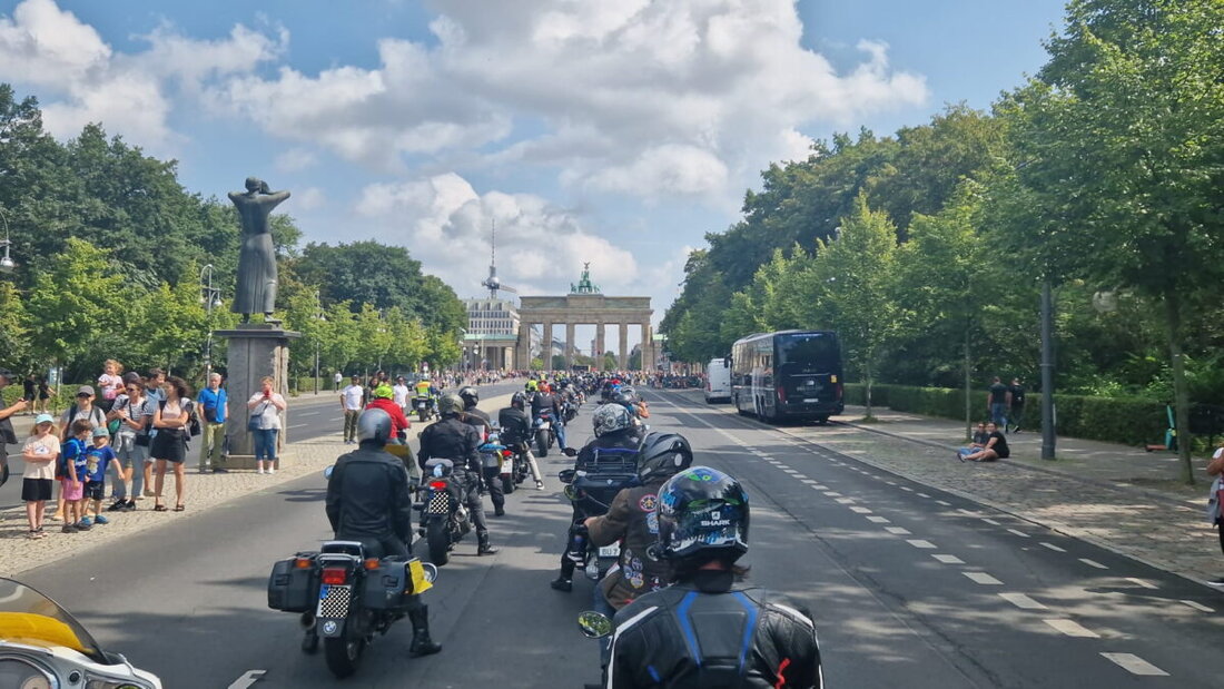 Weiden/Berlin. Unter dem Motto „Gemeinsam fahren, gemeinsam kämpfen für unsere Rechte“ veranstaltet die Biker Union e.V. (BU), die Interessenvertretung aller motorisierten Zweiradfahrerinnen
und Zweiradfahrer in Deutschland, alle zwei Jahre ihre BU-Sternfahrt, um die Politik sowie die Öffentlichkeit auf die spezifischen Probleme der motorisierten Zweiradfahrenden
aufmerksam zu machen und für die politischen Forderungen der BU zu demonstrieren. 