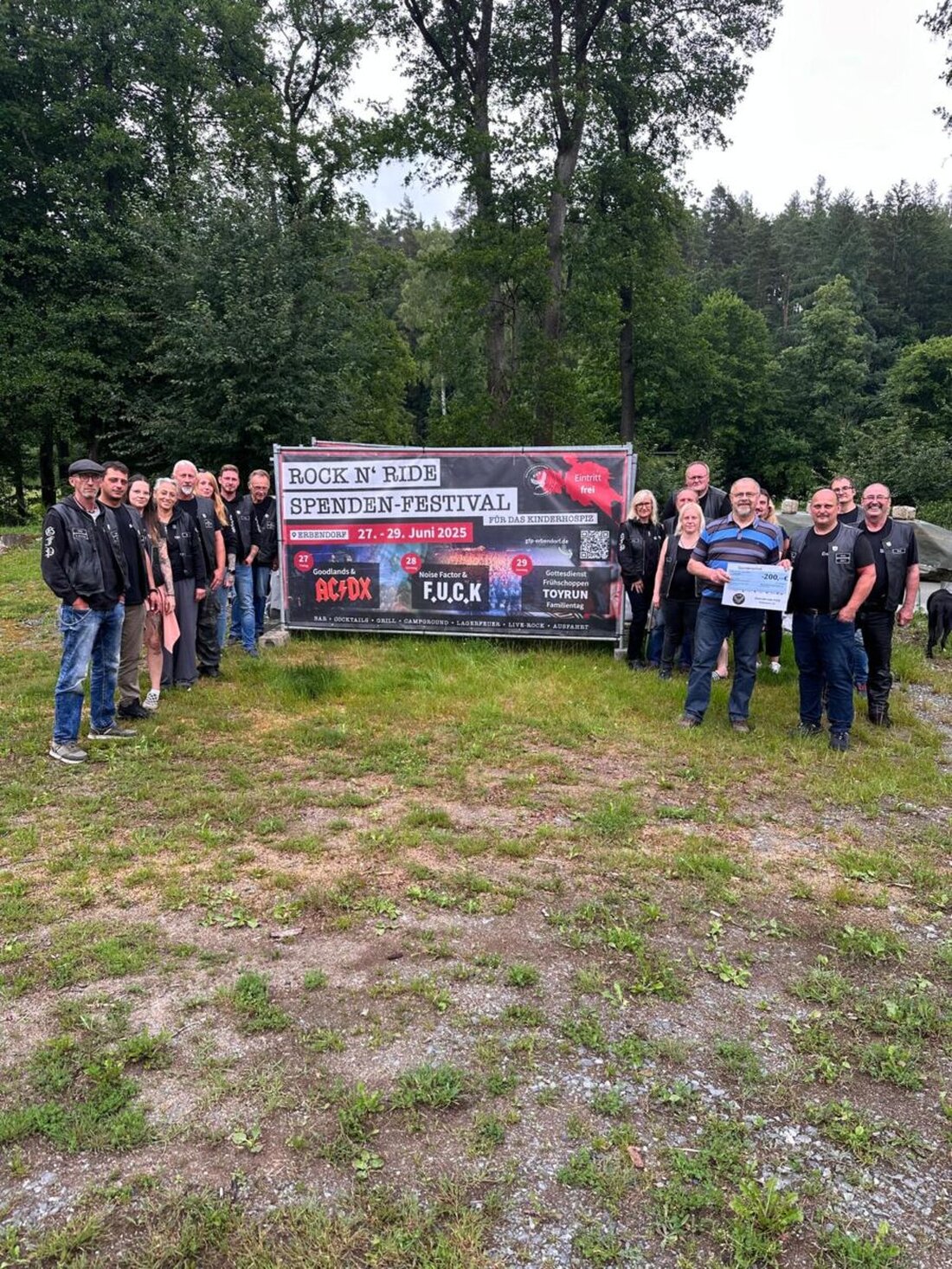 Erbendorf. Beim Motorradgottesdienst der Motorradfreunde GFP Erbendorf wurden 200 Euro für den Förderverein der Steinwaldkirche gespendet. Die Veranstaltung förderte Gemeinschaft und Solidarität, mit einem Ausblick auf das Rock’n’Ride Spendenfestival vom 27. bis 29. Juni 2025.