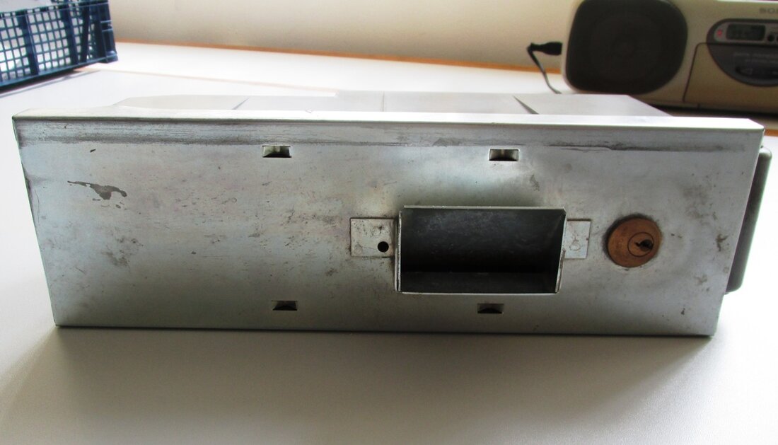 Weiden. In einem Gebüsch nahe des Gerichtsgebäudes fanden Arbeiter einen leeren Geldbehälter. Bereits am 13.07.2015 waren rund um das Gerichtsgebäude Gartenarbeiter im Einsatz, um die Außenanlagen wieder auf Vordermann zu [&hellip;]