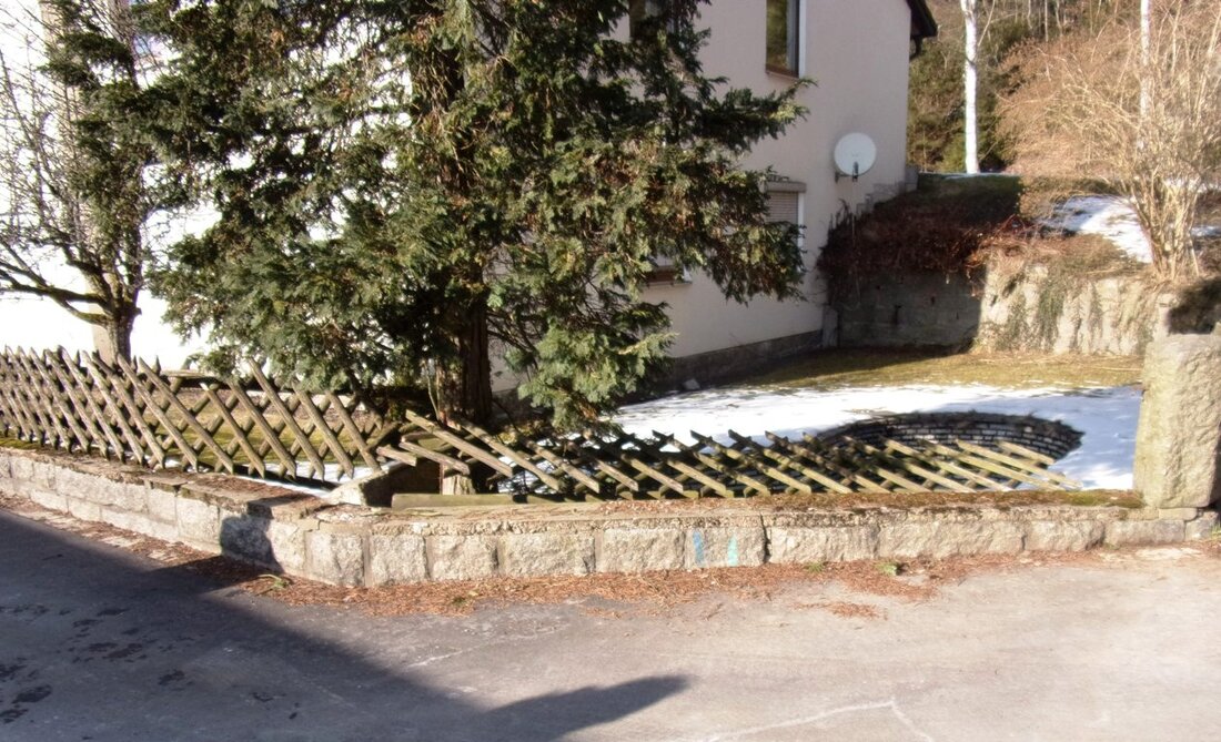 Flossenbürg. Die Polizei sucht nach einem Autofahrer, der den Gartenzaun in der Egerlandstraße umgefahren hat.  Ein unbekannter Fahrzeuglenker fuhr am Mittwoch zwischen 11.30 Uhr und 15.00 Uhr gegen eine Gartensäule [&hellip;]