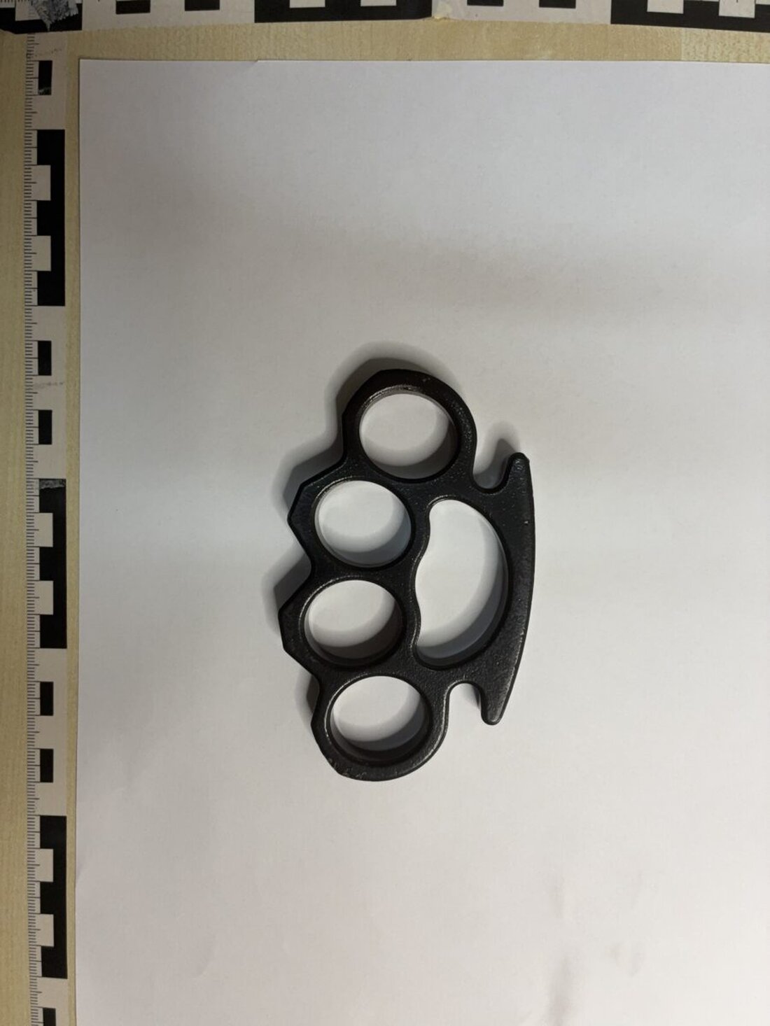 Schwandorf. Eine 20-jährige zeigte den Ex wegen Körperverletzung und Unterschlagung an. Sie meldete einen Schlagring. Die Polizei durchsuchte die Wohnung des 31-Jährigen, fand den Schlagring und beschlagnahmte ihn.