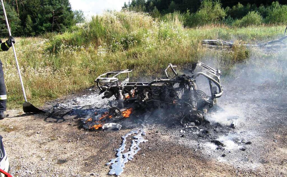 Mantel/Steinfels. Gestern brannte auf einem Feldweg ein nagelneues Quad vollständig aus. Die Feuerwehr konnte einen Waldbrand verhindern. Am Dienstagnachmittag gegen 16.00 Uhr fuhr ein Mann (49) mit seinem nagelneuen Quad [&hellip;]