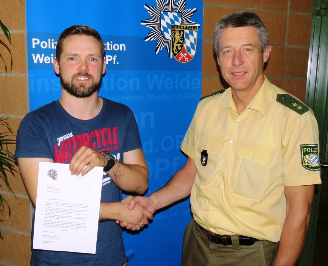 Weiden. Für seine Zivilcourage bekam Thorsten Schieder von der Polizei Weiden neben einem Anerkennungsschreiben auch 100 Euro. Er hatte dabei geholfen, einen Einbrecher zu fassen. Der Leiter der Polizeiinspektion, Polizeioberrat Klaus Müller, [&hellip;]