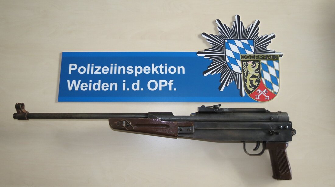 Weiden. Ein Mann erschien gestern Nacht bei der Polizei. Mit dabei hatte er ein Luftgewehr. Angeblich habe er es in der Stadt gefunden. Zuvor hatte sich schon ein Passant bei [&hellip;]