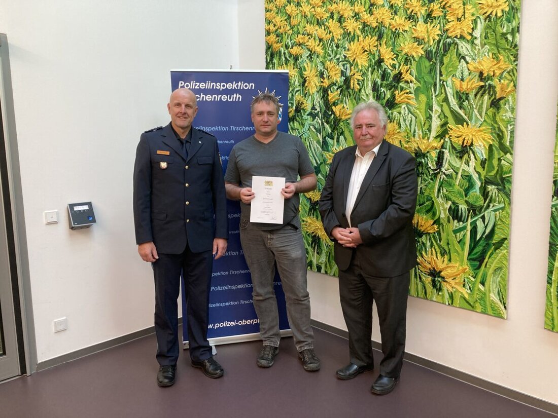 Schwandorf. Ein Traktoranhänger löste sich, geriet in den Gegenverkehr und beschädigte einen Audi, verletzt wurde niemand, Schaden ca. 10.000 Euro.