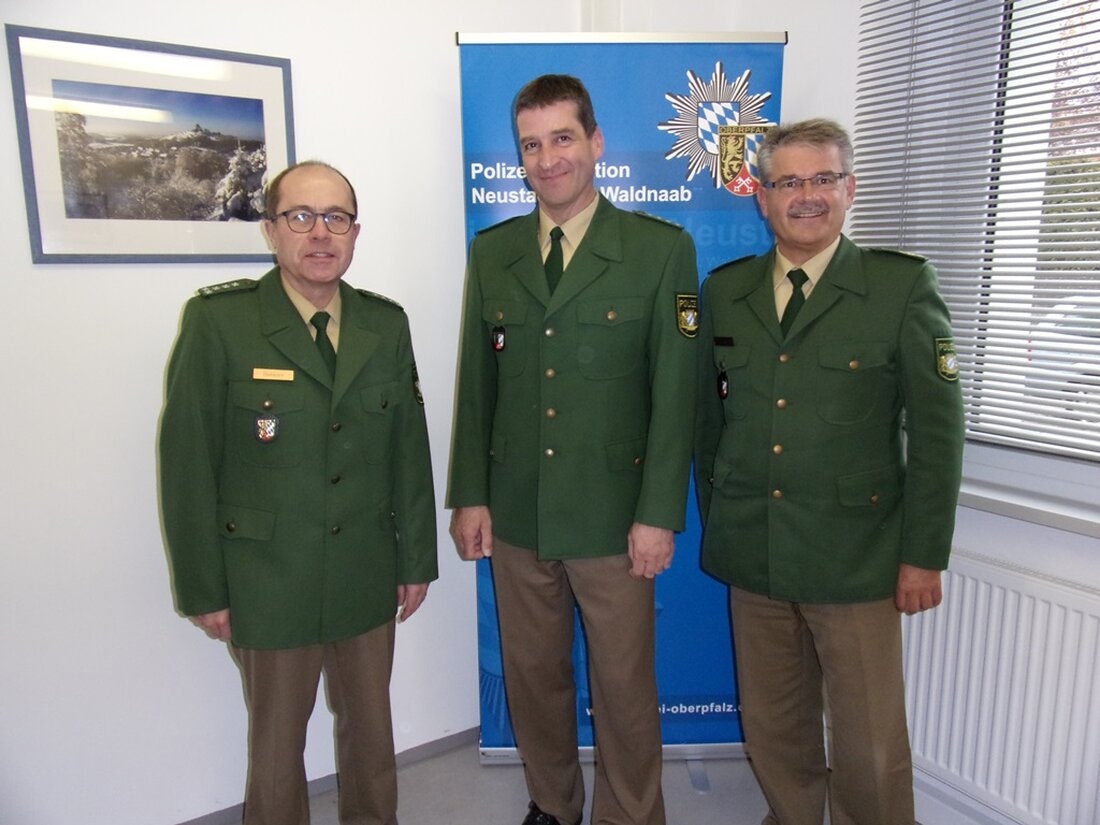 Neustadt/WN. Am Freitagvormittag besuchte Michael Liegl, Vizepräsident des Polizeipräsidiums Oberpfalz, die Polizeiinspektion. Dort wurde Polizeihauptkommissar Stefan Moller offiziell ins Amt des neuen Vertreter der Deinststellenleitung eingeführt. Polizeihauptkommissar Stefan Moller wird [&hellip;]