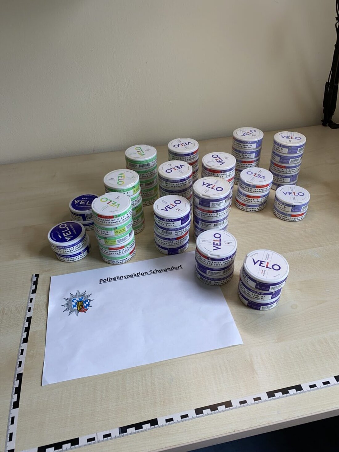 Schwandorf. Die Polizei hat in Zusammenarbeit mit der Lebensmittelüberwachung mehrere Tabakverkaufsstellen kontrolliert, dabei unzulässige Produkte beschlagnahmt und strafrechtliche Ermittlungen eingeleitet.