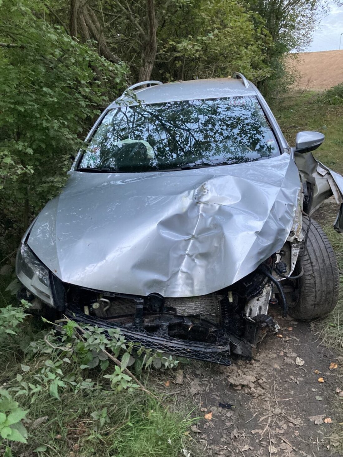 Mantel. Einem 43-Jährigen wurde sein gesichertes Mountainbike gestohlen, das in Unterfranken wiedergefunden und einem 20-jährigen algerischen Asylbewerber zugeordnet wurde. Bei einem Zusammenstoß in Altenstadt auf einem Fahrradweg wurden ein 25-jähriger E-Roller-Fahrer und ein 77-jähriger Pedelec-Fahrer leicht verletzt.