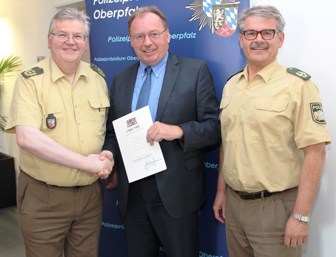 Regensburg/Weiden. Zu diesem Termin kam der Leiter der Kriminalpolizeiinspektion Regensburg, Franz Schimpel, Ende Mai gerne ins Polizeipräsidium. Aus den Händen von Polizeipräsident Gerold Mahlmeister erhielt der noch Kriminaldirektor seine Beförderungsurkunde [&hellip;]