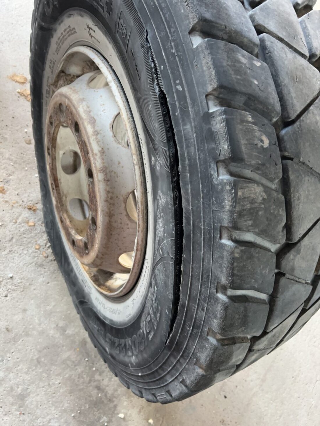 Windischeschenbach. Zwischen dem 18. Januar und gestern Nachmittag haben unbekannte Täter ein Holzkreuz aus seiner Verankerung gerissen.