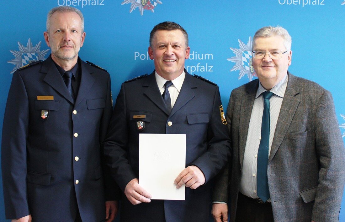 Neustadt/WN. Aus den Händen des Polizeipräsidenten Gerold Mahlmeister erhielt der Leiter der Polizeiinspektion Neustadt/WN, Hermann Weiß, Ende März die Ernennungsurkunde zum Ersten Polizeihauptkommissar. Ab 01.04.2018 bekleidet Weiß somit das höchste [&hellip;]