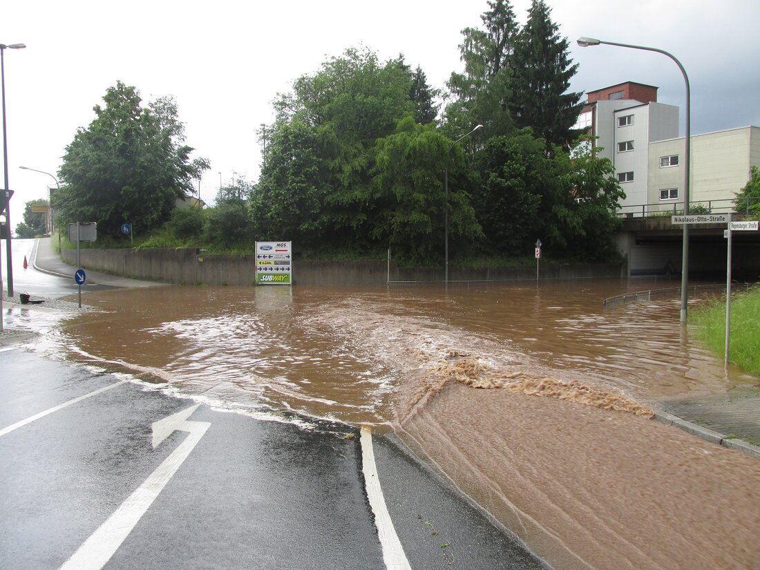 Weiden. Ein Gewitter mit starkem Regen sorgte dafür, dass mehrere Garagen, Geschäfte und Straßen im Stadtgebiet überflutet wurden. Die Bahnunterführung in der Regensburger Straße musste längere Zeit gesperrt werden. In [&hellip;]