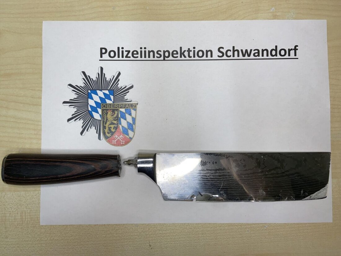 Schwandorf. In Schwandorf kam es zu einem folgenschweren Familienstreit. Am Dienstagabend, gegen 20 Uhr eskalierte die Situation im Lindenviertel. Ein Mann (22) griff seine Mutter nach einem Streit heftig an. Erst beleidigte er sie, dann kam es zu Handgreiflichkeiten. Der junge Mann, der bereits polizeibekannt ist, nahm den abgebrochenen Flaschenhals einer Bierflasche und versuchte, seine Mutter am Hals zu verletzen.