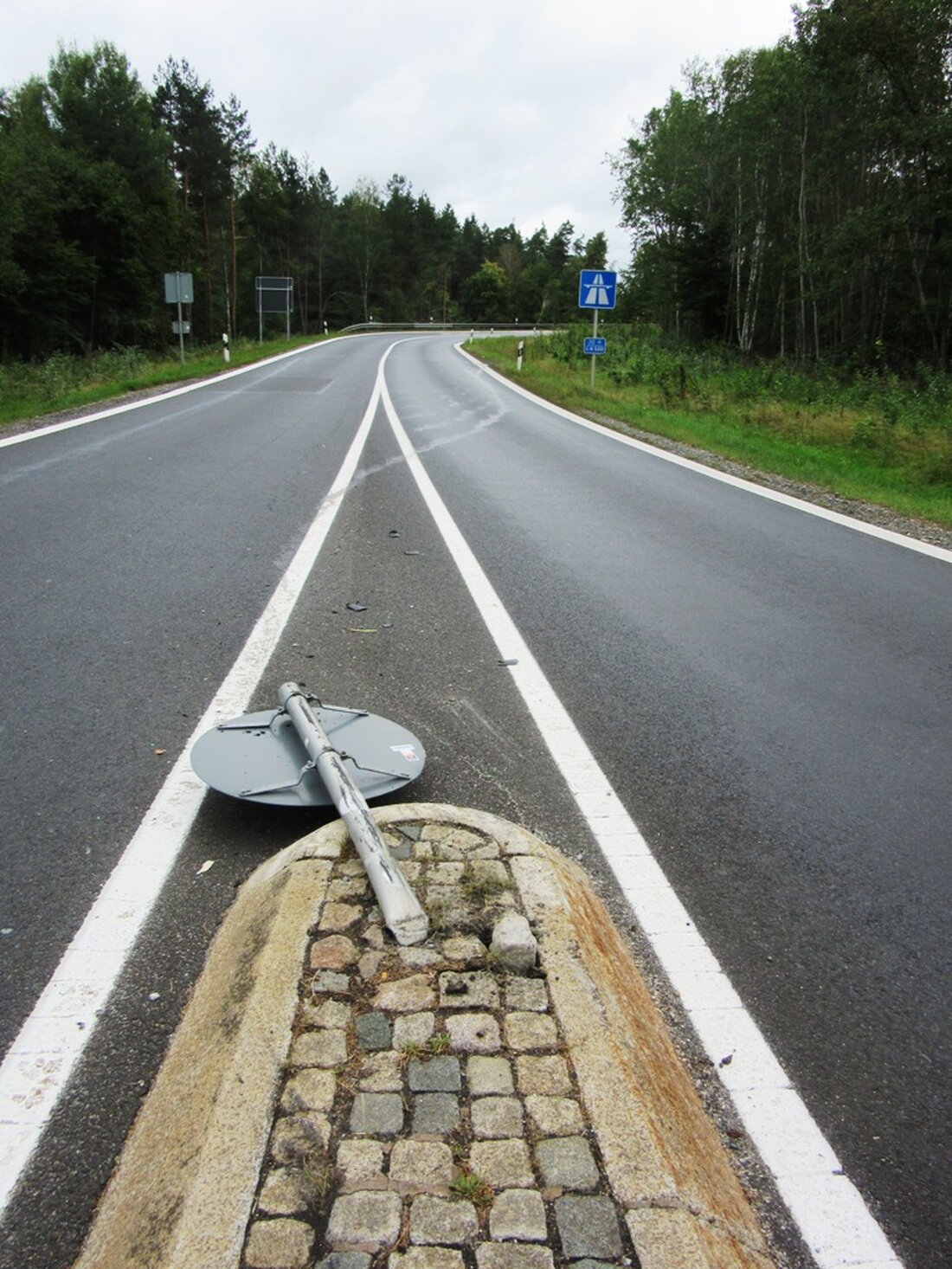 Dießfurt. Heute Morgen kam eine Amerikanerin mit ihrem Mercedes ins Rutschen. Durch den Unfall entstand ein Schaden von rund 6.000 Euro. Gegen 07.00 Uhr fuhr heute Morgen eine Amerikanerin (45) [&hellip;]