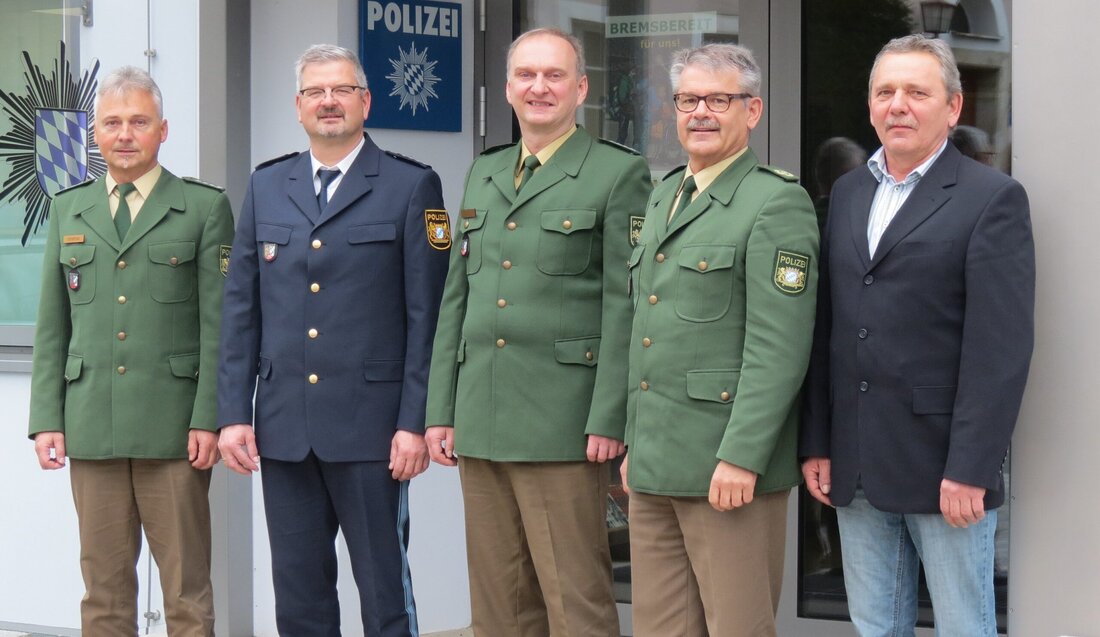 Eschenbach. Bei der bayernweiten Stellenausschreibung und unter mehreren Bewerbern setzte sich der Polizeihauptkommissar Walter Schäffler durch. Polizeivizepräsident Michael Liegl führte den neuen Leiter der Verfügungsgruppe nun in sein Amt ein.  [&hellip;]
