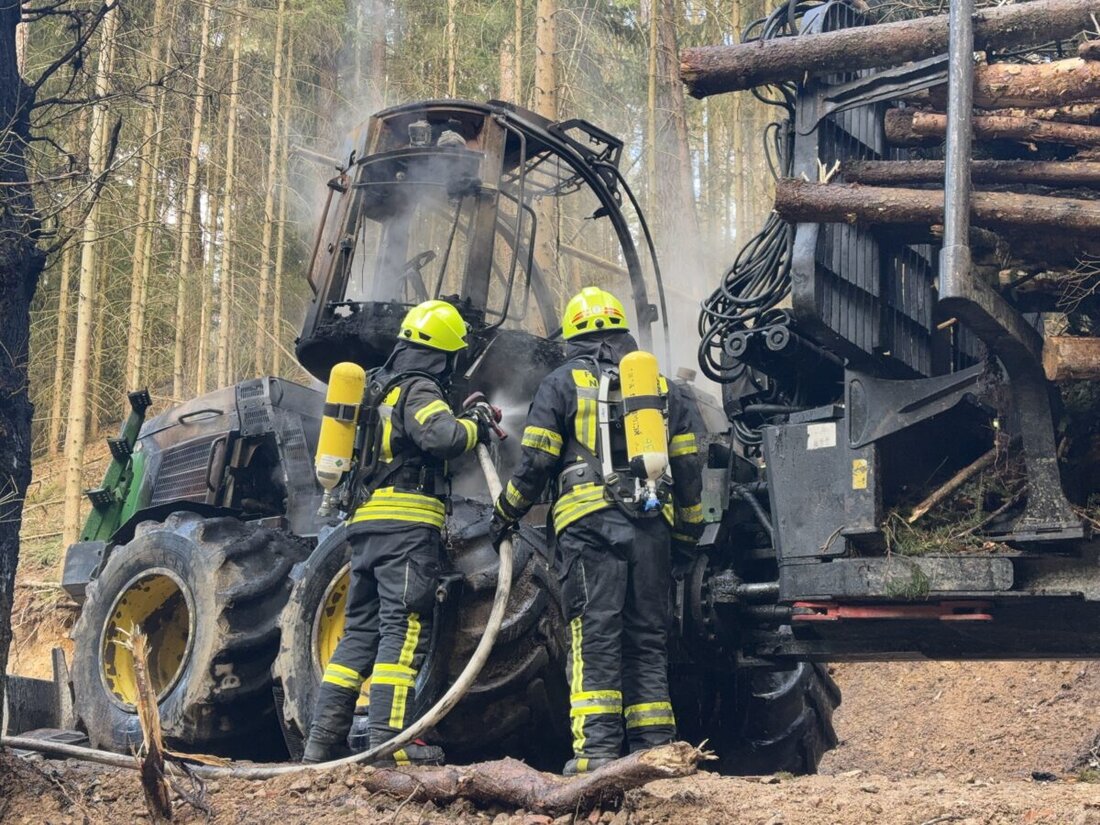 Neukirchen-Balbini. Ein Rückezug fing Feuer wegen eines technischen Defekts, Schaden: 150.000 Euro. Neunburg, ein E-Scooter-Fahrer ohne Versicherung, wird strafrechtlich verfolgt.