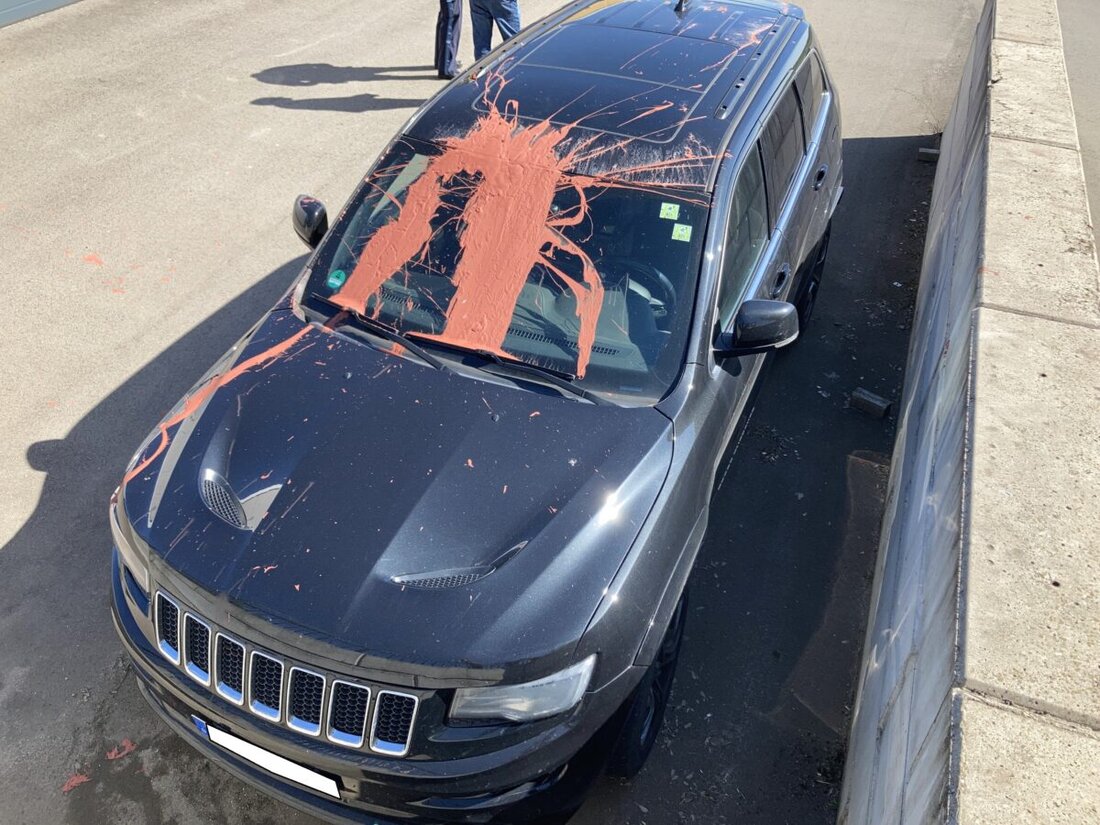Windischeschenbach. Am Sonntagvormittag stellte ein 24 jähriger Windischeschenbacher fest, dass der Jeep seines Vaters über und über mit roter Farbe besudelt war.