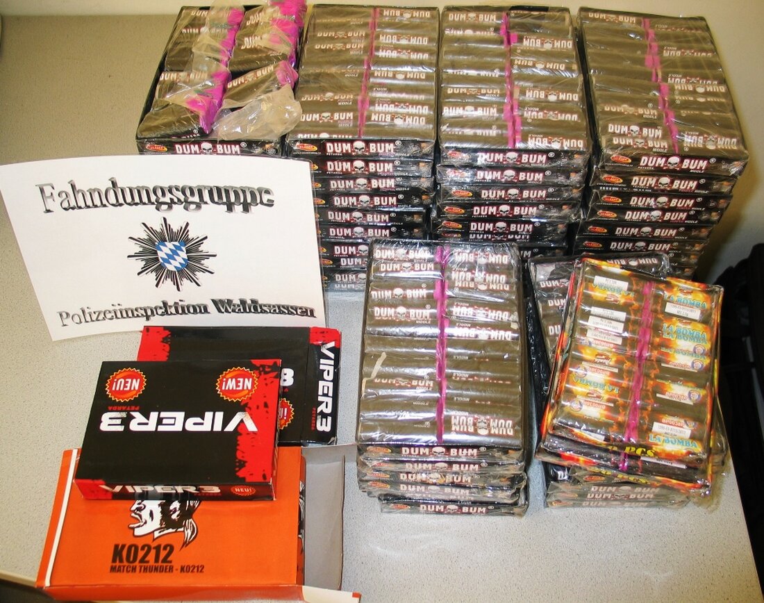 Waldsassen. Für dieses Duo aus Baden-Württemberg fällt das Silvester-Gekrache heuer wahrscheinlich etwas leiser aus. Sie hatten versucht illegale Silvester-Böller nach Deutschland zu schmuggeln. Warum diese Böller verboten sind, zeigt auch [&hellip;]