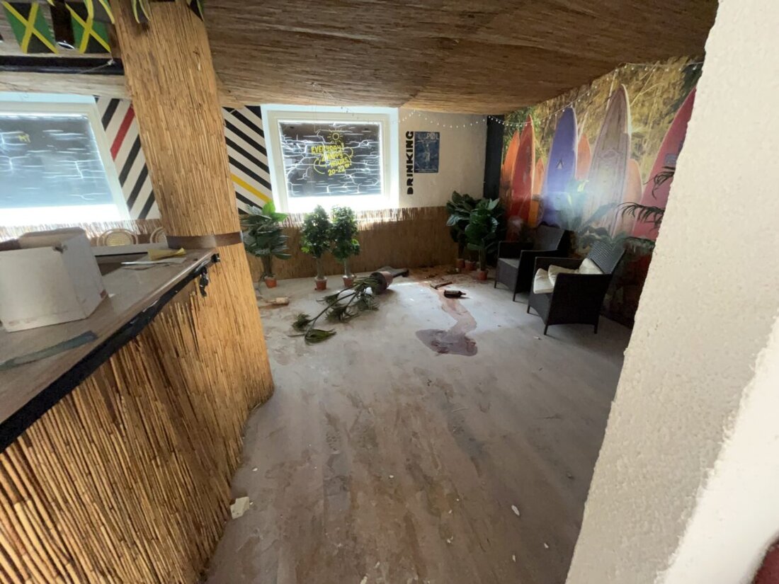 Schwandorf. Unbekannte drangen in eine leerstehende Bar ein, verursachten Sachschaden von rund 500 Euro, entwendeten aber nichts.