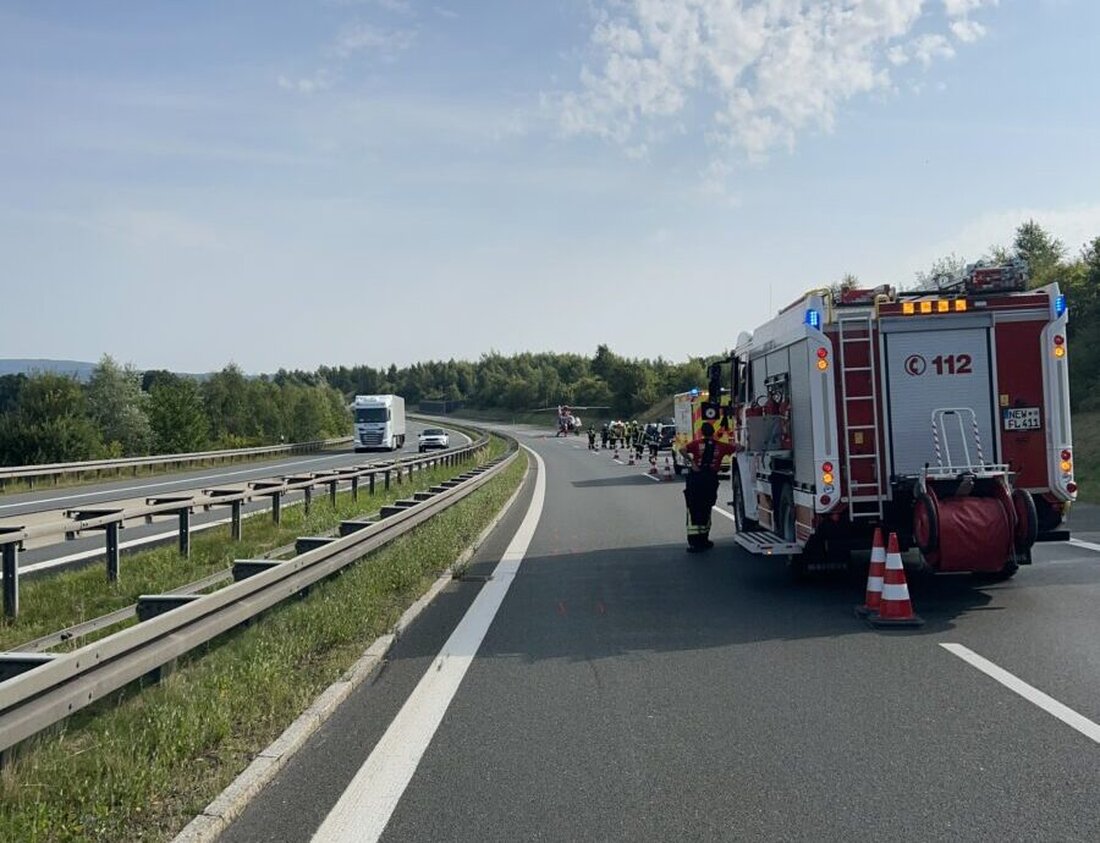 Vohenstrauß. Am 15. August 2025 verursachte ein Sattelzug auf der Autobahn A6 einen Unfall mit Fahrerflucht, nachdem er einen Auto in die Mittelschutzplanke drückte; Verletzte wurden ins Krankenhaus gebracht. Sachschaden: ca. 22.000 Euro, Hinweise zum flüchtigen Sattelzugfahrer erbeten.