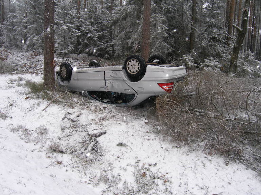 Neustadt/WN/Kirchendemenreuth/Theisseil/Hammerharlesberg. Der Wintereinbruch gestern sorgte auf den Oberpfälzer Straßen für jede Menge Unfälle. Auch die Neustädter Polizei musste mehrmals ausrücken. Die Bilanz: Zwei schwer verletzte Personen, ein Schaden von 16.000 [&hellip;]