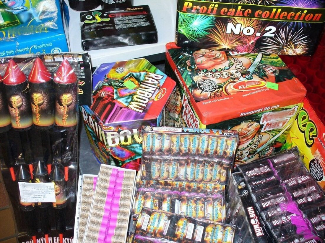 Sulzbach-Rosenberg. Unbekannte haben Feuerwerkskörper gestohlen, die ein Baumarkt für den Verkauf lagerte. Es fehlen 16 Kartons  im Wert von 900 Euro.