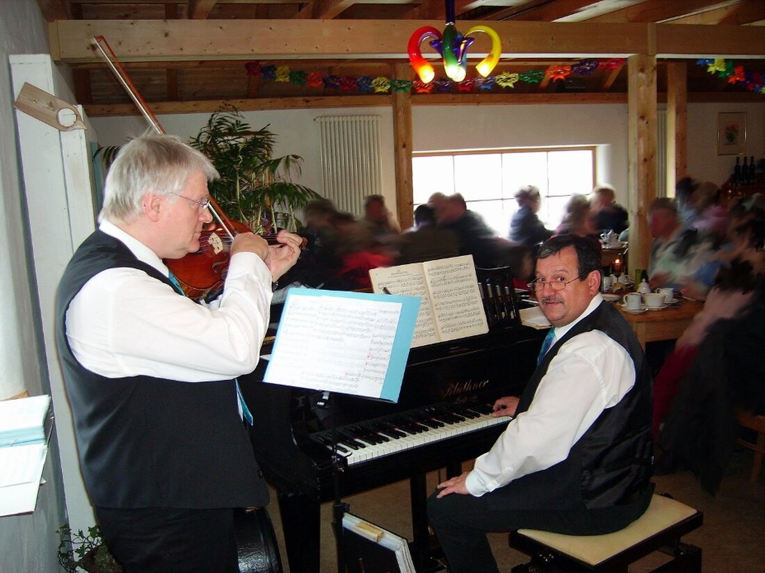 Rotzendorf. Wenn sich das Gasthaus am Landgut Federkiel in einen Musiksalon verwandelt und die ersten Dreiviertel-Takte erklingen, ist gute Laune garantiert. Besonders dieses Jahr, wenn der bekannteste aller Walzer 150 Jahre alt [&hellip;]
