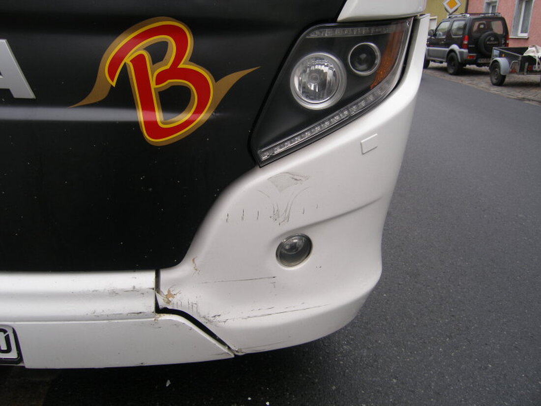 Luhe-Wildenau. Heute Nachmittag krachte ein BMW-Fahrer (63) am Marktplatz in Luhe-Wildenau in einen stehenden Schulbus.  Etwa acht Kinder im Kindergarten- und Grundschulalter hatten heute Nachmittag Glück, als ein BMW in [&hellip;]