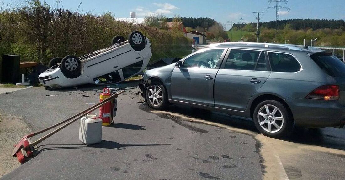 Oberwildenau/Neudorf. Auf der Gemeindeverbindungsstraße zwischen Oberwildenau und Neudorf hat es heute gegen 10.30 Uhr gekracht. Die beiden Fahrerinnen mussten mit dem Rettungsdienst in ein Krankenhaus gebracht werden. Die Feuerwehr Oberwildenau [&hellip;]