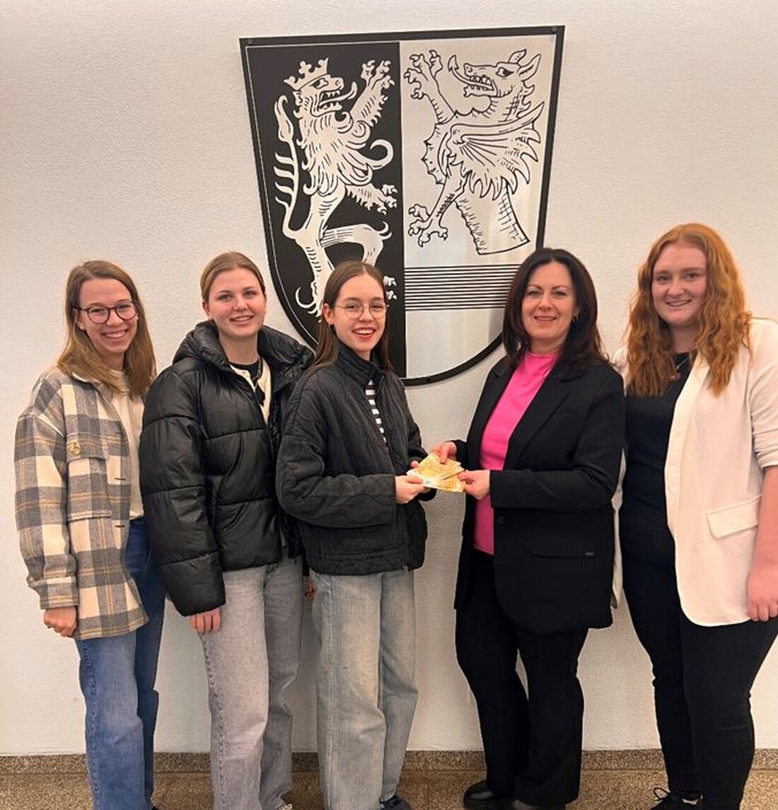 Tirschenreuth. Die Schönkircher Ministranten spendeten 400 Euro an die Hilfsaktion "Lichtblicke" aus dem Erlös ihrer Glühwein- und Sternsingeraktion. 