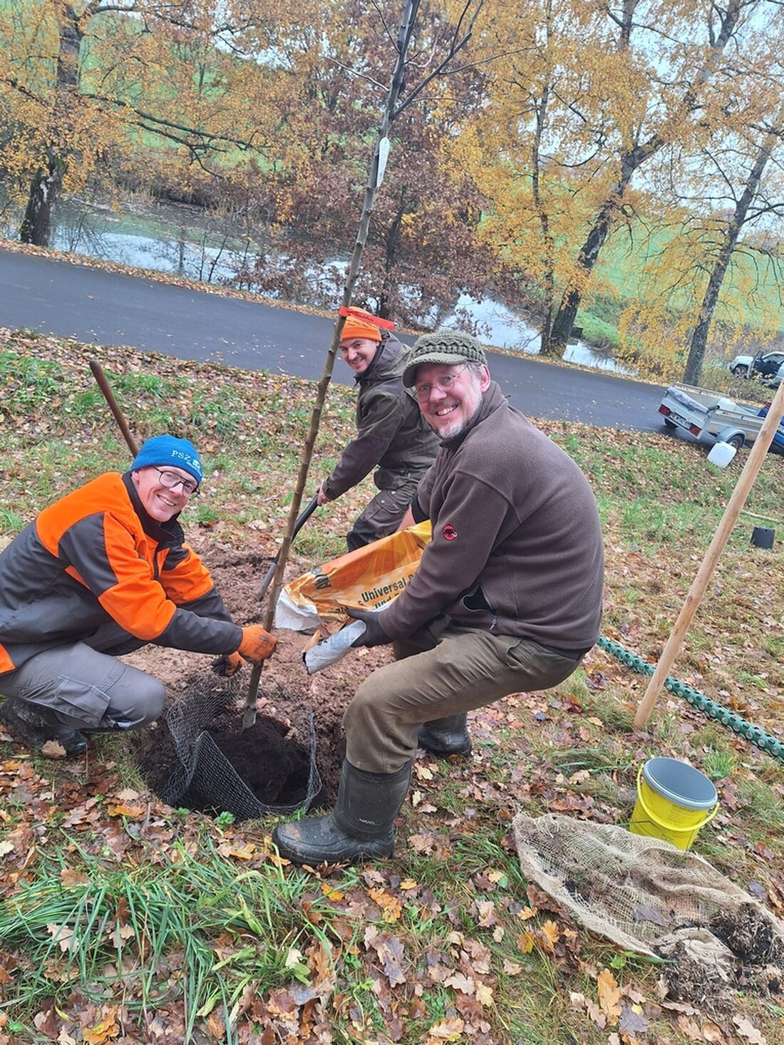 Schirmitz. Der Obst- und Gartenbauverein Schirmitz hat heute seine neue Streuobstwiese bepflanzt. Mit vereinten Kräften setzten die Mitglieder sieben junge Bäume in die Erde. 