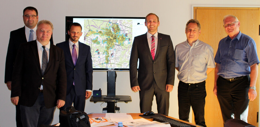 Weiden. “Am digitalen Zeitalter führt kein Weg vorbei”, so Bürgermeister Jens Meyer. Darauf reagiert auch die Stadt Weiden: Für den Breitbandausbau erhielt Weiden sogar einen Förderbescheid. Wie Enrico Delfino, Regio Manager [&hellip;]