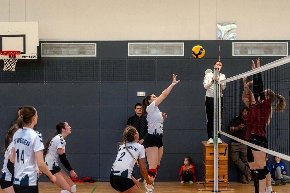 Vohenstrauß. Fahnder stoppen auf der Autobahn A6 ein slowakisches Auto und finden 1000 Schuss Munition sowie einen verbotenen Teleskopschlagstock. Der Fahrer erhält eine Anzeige.